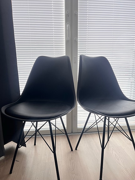 2KPL Ruokapöydän tuoleja