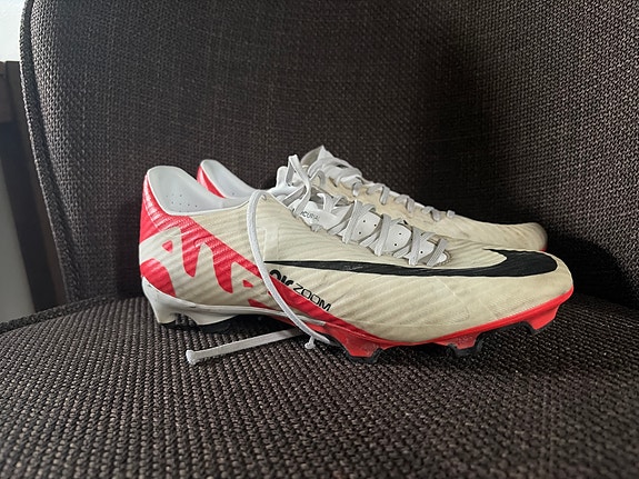 Jalkapallokengät Nike kokoa 42