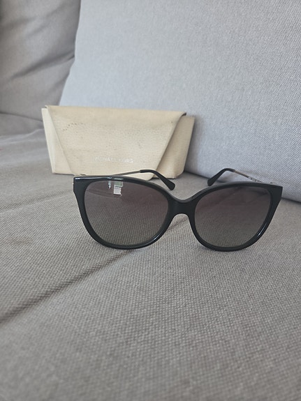 Michael Kors naisten aurinkolasit musta