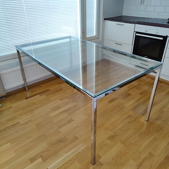 Tyylikäs lasinen ruokapöytä kromirungolla 160 × 90 cm