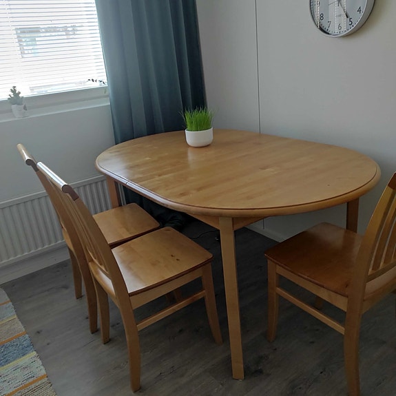 Jatkettava ruokapöytä+ 6 tuolia