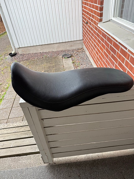 Harley-Davidson moottoripyörän istuin musta