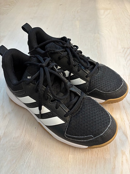 Adidas treenikengät koko 38,5 musta