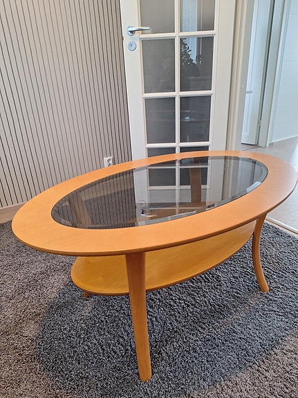 Ovaali sohvapöytä lasikannella