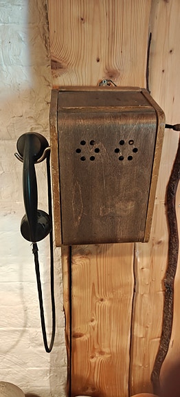 Vanha puhelin seinämalli puinen kotelo