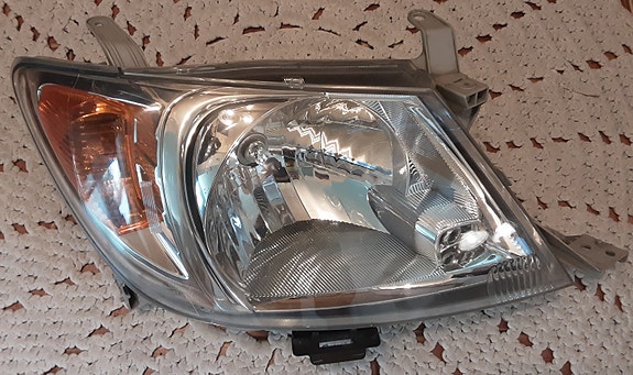 Toyota Hilux Oik.ajovalo 2005-2016. Koito. Hyvä