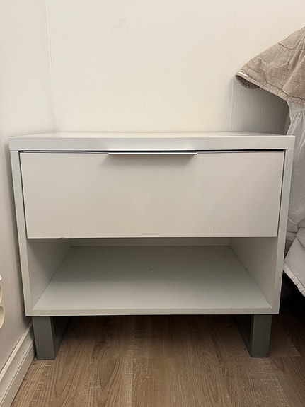 Myydään 2x yöpöytää / two table
