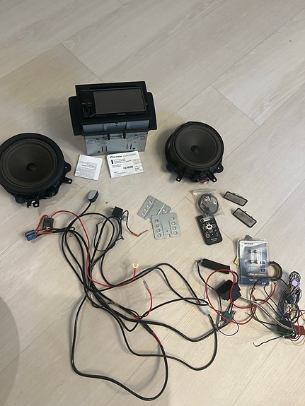 Pioneer CD-R320 soitin ja Audi Blaupunkt kaiuttimet johtosarjoilla