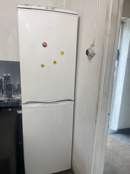 Indesit jääkaappi pakastinosa valkoinen