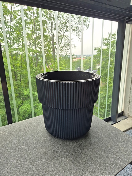 Iso kukkaruukku