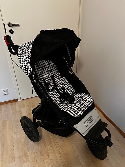 Mountain Buggy rattaat mustavalkoisella kuviolla