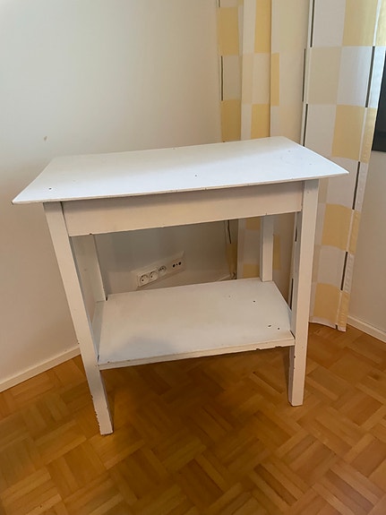 Myydään pieni puinen pöytä