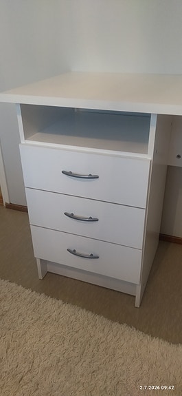 Valkoinen kirjoituspöytä