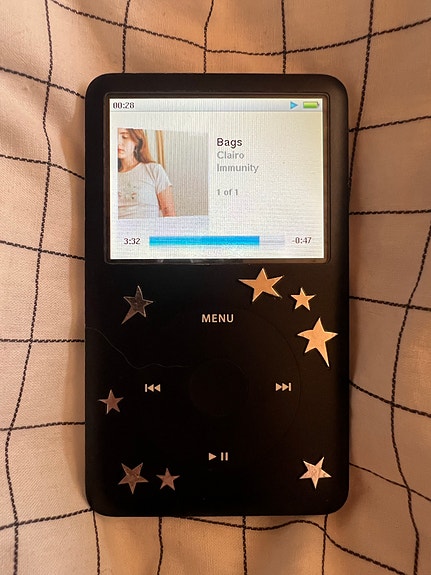 Apple iPod Classic 6th gen 80 GB + suojakuori ja laturi