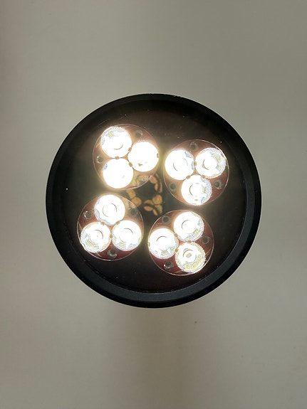 Noctigon Meteor M43 tehokas LED-taskulamppu + 4 akkua
