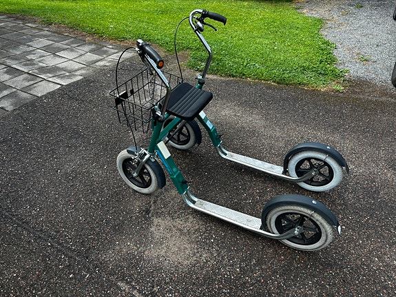 Tuplapotku rollaattori