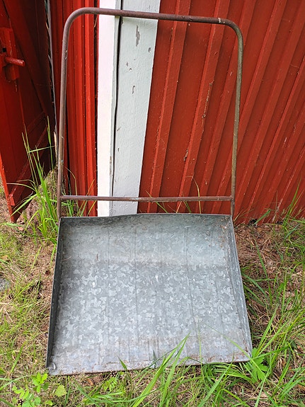 Sinkitystä pellistä tehty lumentyönnin