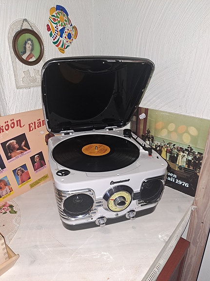 Radio ja levysoitin samassa.