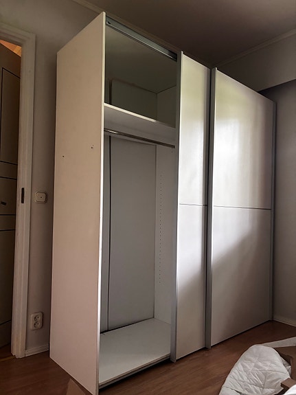 IKEA vaatekaappi liukuovilla valkoinen