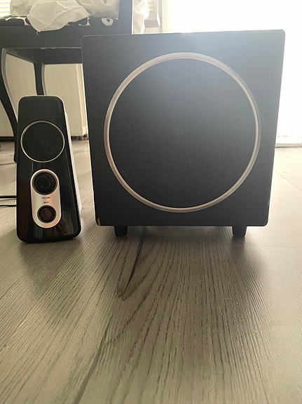 Logitech 2.1 kaiutinjärjestelmä subwooferilla