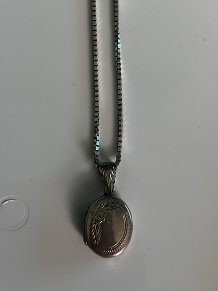 Hopeinen medaljonki ja ketju