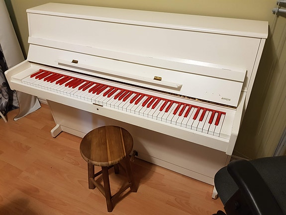 Malmsjö miljö valkoinen piano