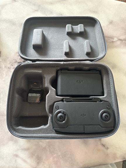 DJI mavic mini kaukosäädin, akut, lataustelakka ja dronen laukku
