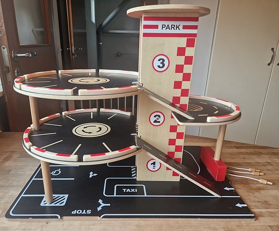 Hape puinen parkkitalo