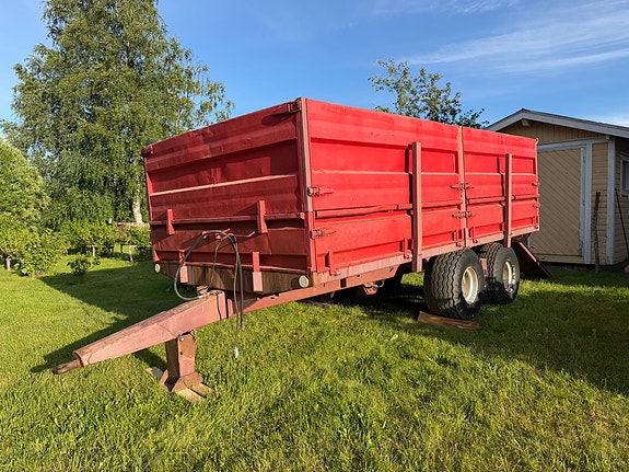 Tuhti 85 viljalaidoilla