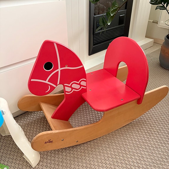 IKEA puinen keinuhevonen punainen