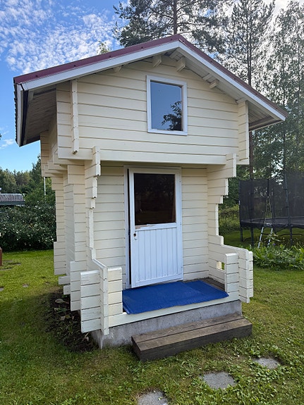 Kaksikerroksinen hirsinen leikkimökki