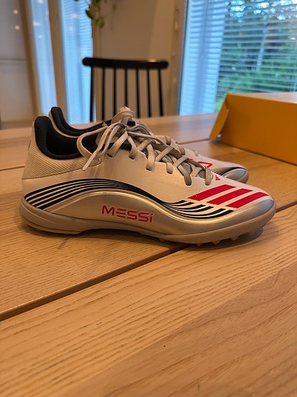 Adidas F50 League Messi turf jalkapallokengät, koko 39 1/3
