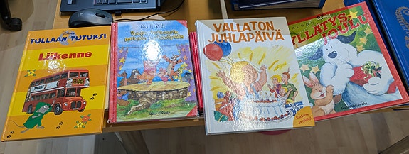 Kirjanippu / lastenkirjoja, nuortenkirjoja ja vanhoja kirjoja