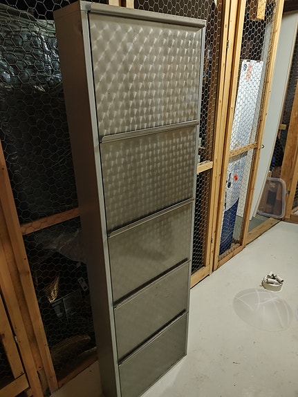 IKEA metallinen kaappi ovilla