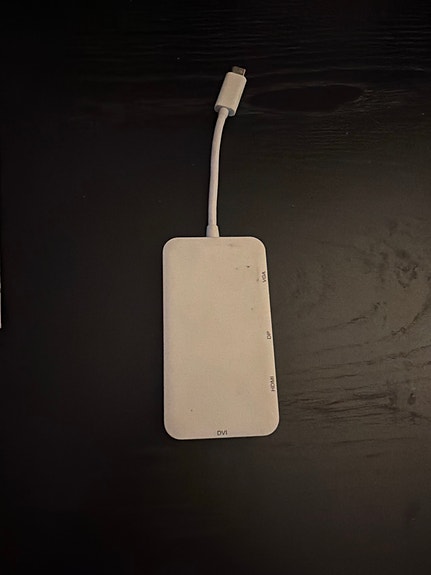Valkoinen USB-C sovitin HDMI/DP/VGA/DVI