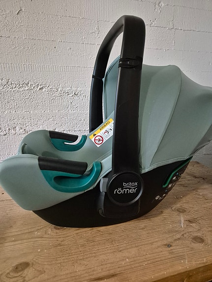 Britax baby-safe 3 iSize turvakaukalo + adapterit britax smile 4/5Z