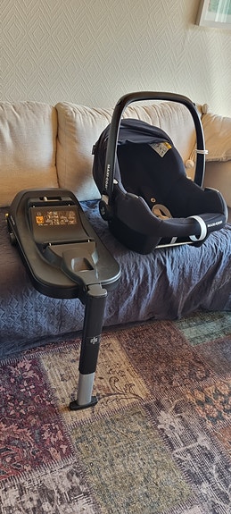 Maxi Cosi Cabriofix i-Size turvakaukalo ja telakka