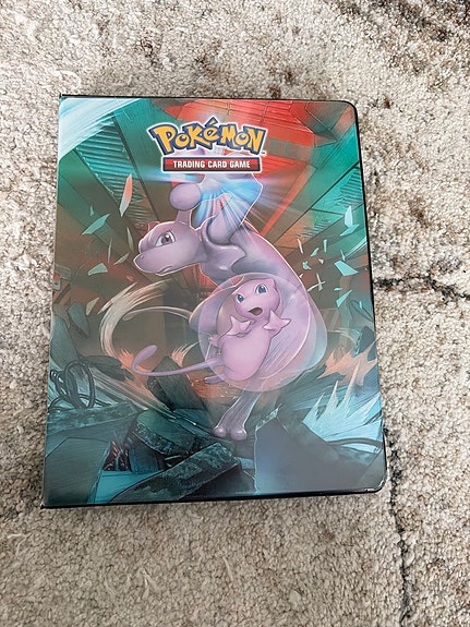 Pokémon korttikansio ja Pokémon-kortteja