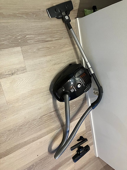 Electrolux pölynimuri musta