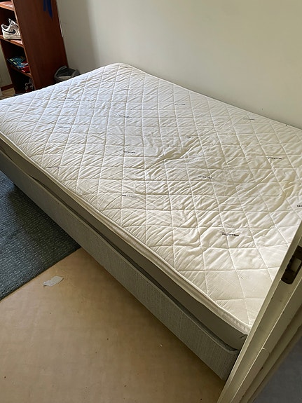 Myydään 120cm leveä sänky.
