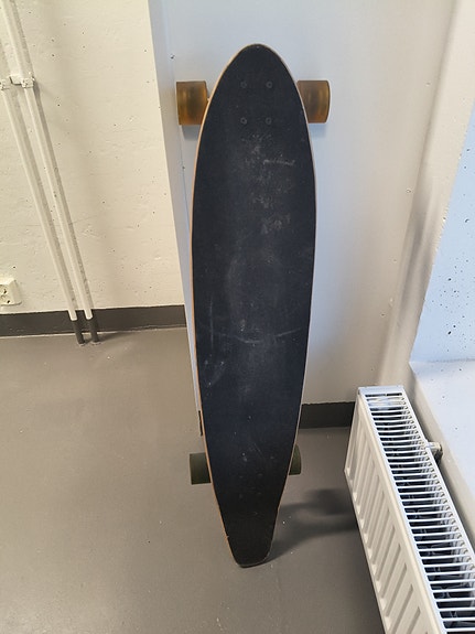 Pitkä cruiser/longboard – hyväkuntoinen, ajovalmis