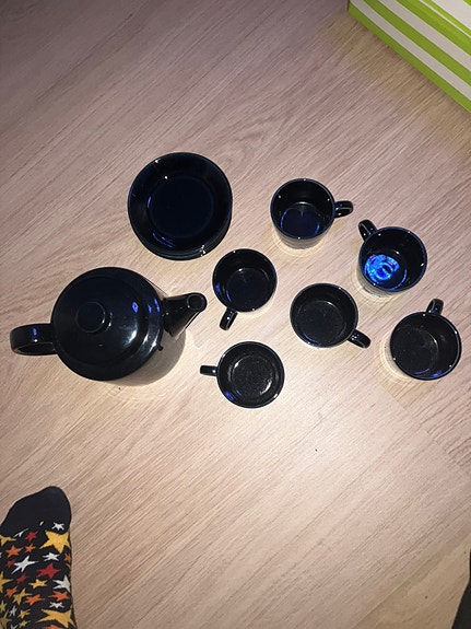 Iittala musta teeastiasto lautasineen