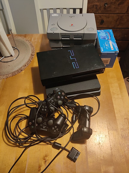 Rikkinäisiä Playstation konsoleita. 3 kpl ps1