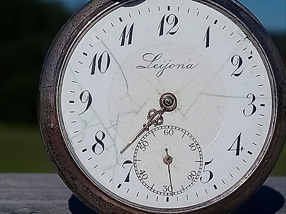 Hopeinen Leijonakello, halkaisija 34 mm. Kello ei ole täydellisessä kunnossa.