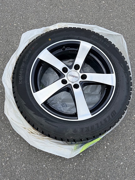 Dezent 16” alumiinivanteet + lähes uudet nastarenkaat