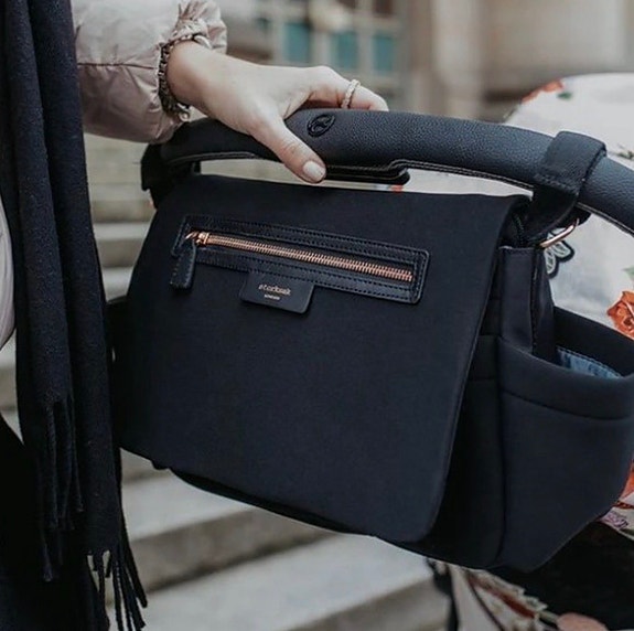The Storksak Stroller Organiser Luxe Black lastenvaunujen laukku