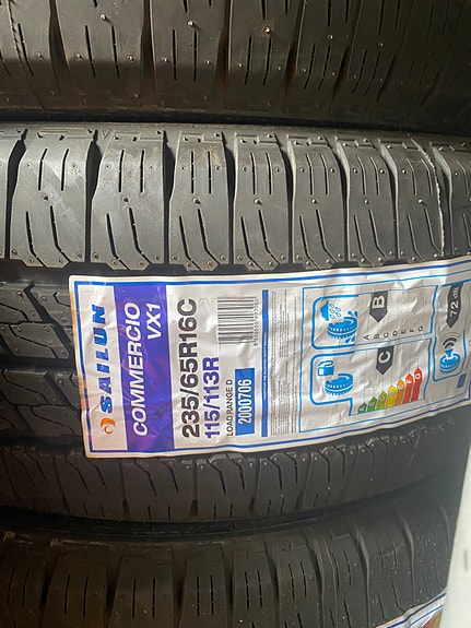 Matkailuautoon renkaita