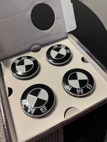 BMW kelluvat keskikupit vanteisiin