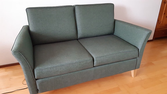 Vihreä kahden hengen sohva