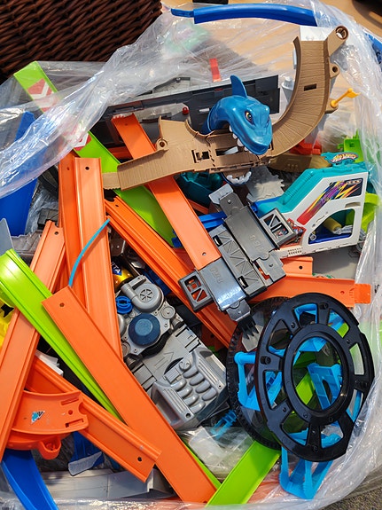 Lajitelma Hot Wheels rataa ja erilaisia osia
